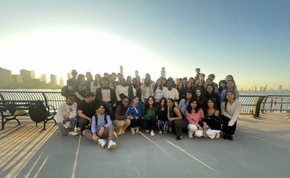 Seniors+posing+for+a+grade-wide+picture+at+their+Senior+Sunrise.